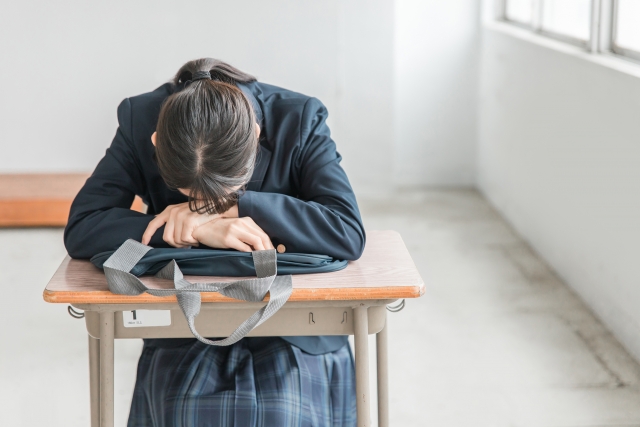 学校に行けず悩んでいる子どものイメージ